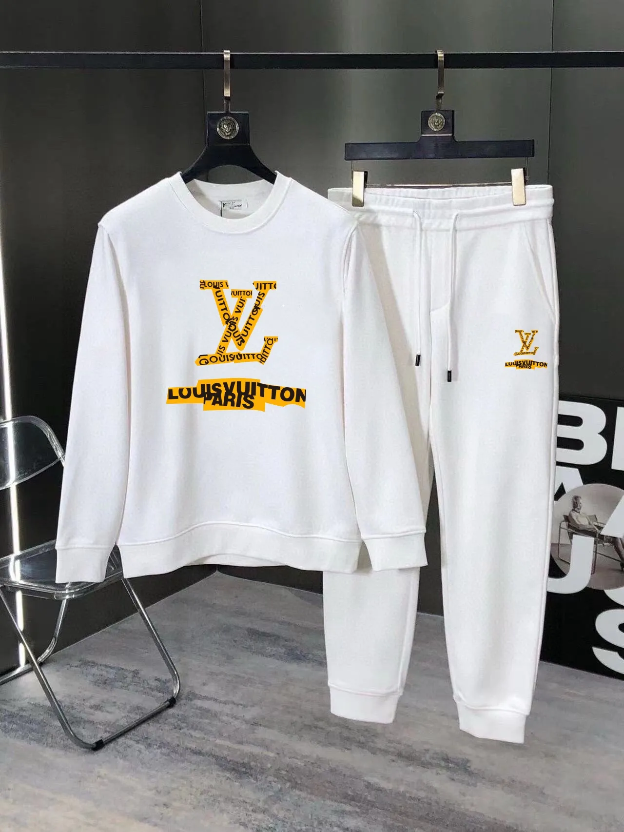 🅿️380 direct batch [LV Louis Vuitton] (Fat Man Gospel) hot-selling suit is coming. Focus on the original version of the official website. 2025 new hot-selling sweatshirt suit. The original order is the best. 🇭🇰The meticulous work of top designers. Just for a fitting and perfect upper body effect. 100% natural high-quality Roman cotton, close-fitting comfort, noble and elegant! Original hardware embodies elegance and nobility! Counter size: M-5XL (maximum wear up to 220 pounds)